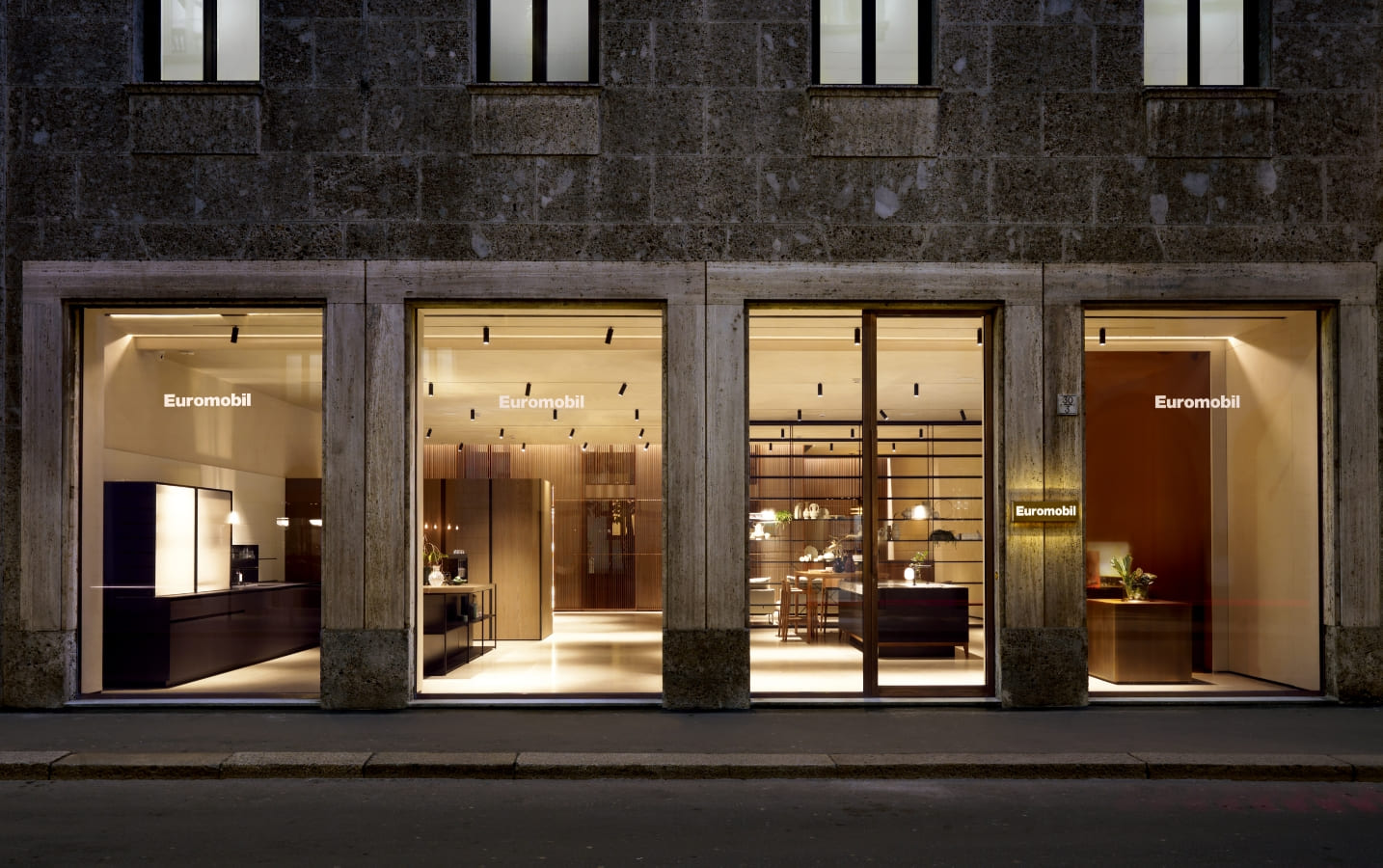 フラッグシップストアをオープン